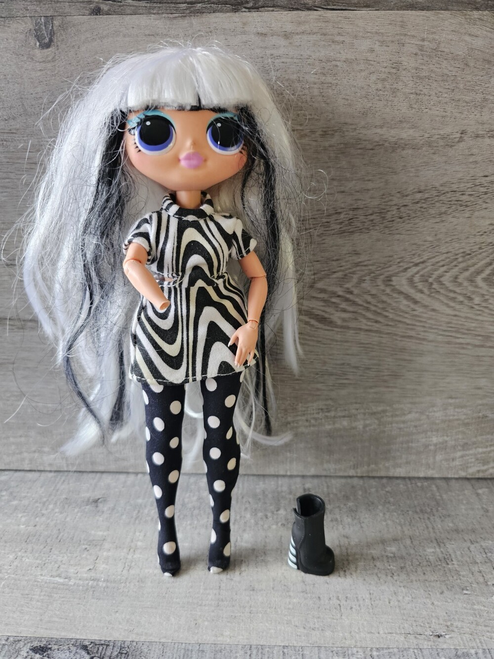 LOL Surprise OMG Lights Doll Groovy Babe Clothes Read
